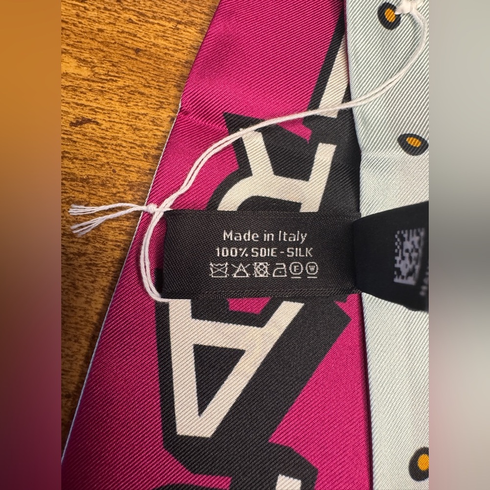 Brand new, unused Chanel Silk Twilly Scarf in 100% silk. - Picture 4 of 6